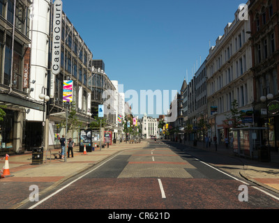 Segnaletica orizzontale di fronte: Castlecourt Shopping Centre, il Royal Avenue Belfast City Centre Irlanda del Nord Foto Stock