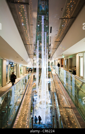 Giappone, isola di Honshu, Tokyo, Omotesando Hills centro commerciale dall'architetto Tadao Ando Foto Stock