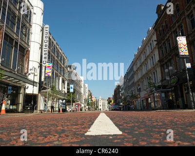 Segnaletica orizzontale di fronte: Castlecourt Shopping Centre, il Royal Avenue Belfast City Centre Irlanda del Nord Foto Stock