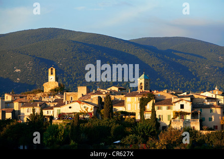 Francia, Vaucluse, Luberon, Lourmarin, etichettati Les Plus Beaux Villages de France, Luberon massiccio in background Foto Stock