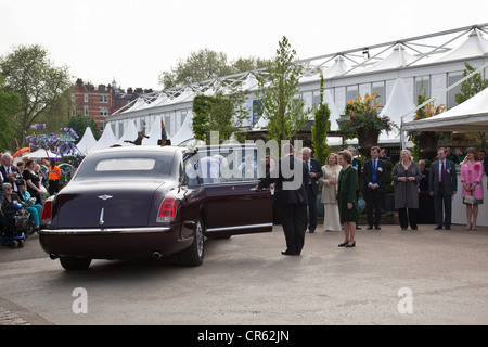 La regina Elisabetta II arriva in auto al Chelsea Flower Show 2012 ed è accolta dal presidente della RHS Elizabeth Banks, Londra, Inghilterra, Regno Unito Foto Stock