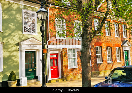 Edifici elencati in un tranquillo sun-pezzata street. La Causeway, Horsham West Sussex, in Inghilterra, Regno Unito Foto Stock