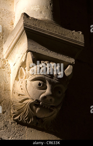 Francia, Seine et Marne, Champeaux, Saint Martin collegiata, dettaglio di una capitale scolpito come un mostro Foto Stock