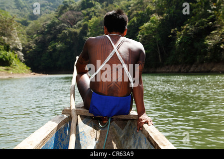 Embera Indian guidare una scavata in canoa il Chagres National Park, Panama Foto Stock