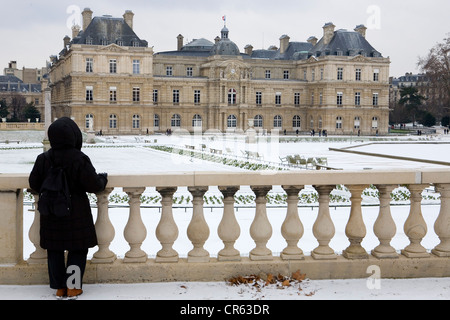 Francia, Parigi, il giardino del Lussemburgo (Jardin du Luxembourg) sotto la neve, il Senat Foto Stock