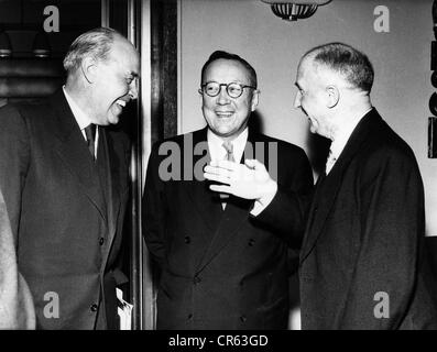 Kesselring, Albert 30.11.1885 - 16.7.1960, generale tedesco, con il Dr. Robert Watson e l'ex generale Wolfgang Martini, International Radar Conference, Frankfurt am Main, 17.4.1953, Foto Stock