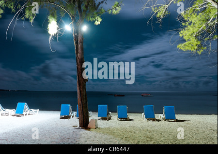 Maurizio, Costa Orientale, Flacq District, Belle Mare, Palmar Beach, blu notte sedie a sdraio sulla spiaggia Foto Stock