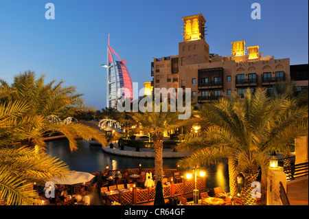 Il Burj al Arab Hotel di 7 stelle, visto dal Souk Madinat, Jumeirah, Dubai, Emirati Arabi Uniti, Medio Oriente Foto Stock