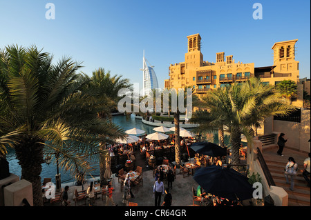 Il Burj al Arab Hotel di 7 stelle, visto dal Souk Madinat, Jumeirah, Dubai, Emirati Arabi Uniti, Medio Oriente Foto Stock