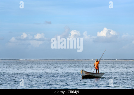 Maurizio, Costa Orientale, Flacq District, Belle Mare, Palmar Beach, tornando in barca da pesca Foto Stock