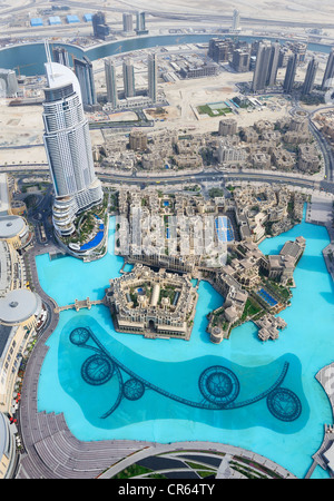 Vista dal ponte di osservazione 'In alto', 124a pavimento del Burj Khalifa, edificio più alto del mondo, 828m, affacciato Foto Stock