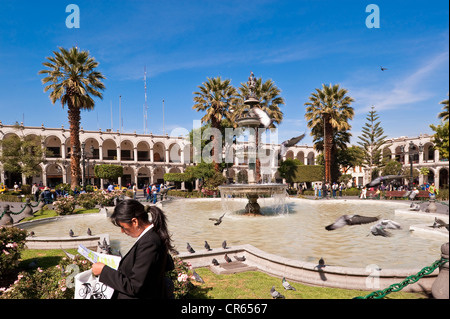 Il Perù, Provincia di Arequipa, Arequipa, centro storico sono classificati come patrimonio mondiale dall'UNESCO, nella Plaza de Armas e i suoi archi Foto Stock