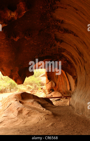 Una roccia arenaria formazione onda alla base di Ayers Rock Foto Stock
