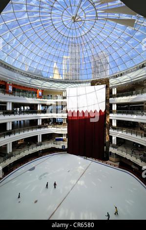 Pista di pattinaggio su ghiaccio nel centro città Mall, Doha, Qatar, Penisola Arabica, Golfo Persico, Medio Oriente e Asia Foto Stock