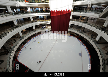 Pista di pattinaggio su ghiaccio nel centro città Mall, Doha, Qatar, Penisola Arabica, Golfo Persico, Medio Oriente e Asia Foto Stock