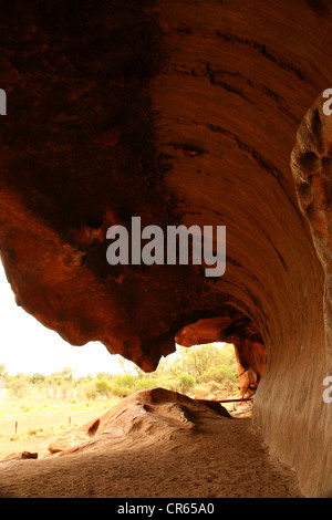 Una roccia arenaria formazione onda alla base di Ayers Rock Foto Stock