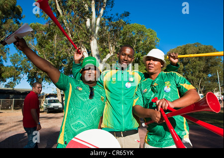 Sud Africa, Western Cape, Cape Town, i tifosi di calcio in uscita dello stadio Foto Stock