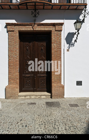 Bella tradizionali sportello anteriore a Ronda, Spagna Foto Stock