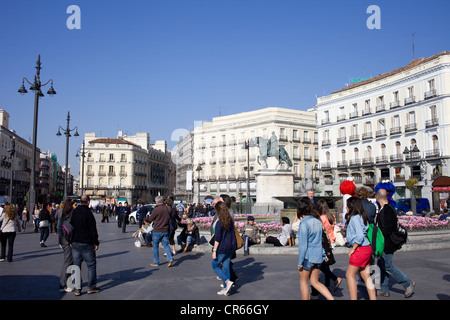 La popolazione locale e i turisti su occupato Puerta del Sol di Madrid, Spagna. Foto Stock