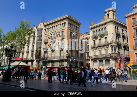 In Spagna, in Catalogna, Barcellona, Rambla de Sant Josep, a livello di Joan Miro mosaico, con l'edificio modernista Casa Bruno Foto Stock