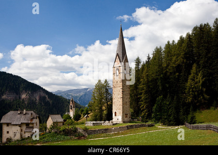 San Jenesius Chiesa e Santa Barbara in Wengen, Dolomiti, Alto Adige, Italia, Europa Foto Stock
