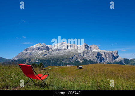 Prato rosso sedia in un prato, vista panoramica del gruppo del Sella, Dolomiti, Alto Adige, Italia, Europa Foto Stock