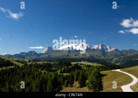 Sentiero del Piz La Villa, vista su Mt. Marmolada, Dolomiti, Alto Adige, Italia, Europa Foto Stock