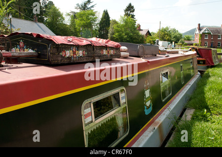 Canal Boat galleggiante sul canale di Llangollen, Wales UK, dipinte a mano, barca decorativi Foto Stock