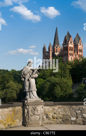 Statua di San Giovanni di Nepomuk sull'Alter Lahnbruecke, vecchio ponte di Lahn, Limburg Cathedral, Georgsdom o St. George's Cathedral Foto Stock