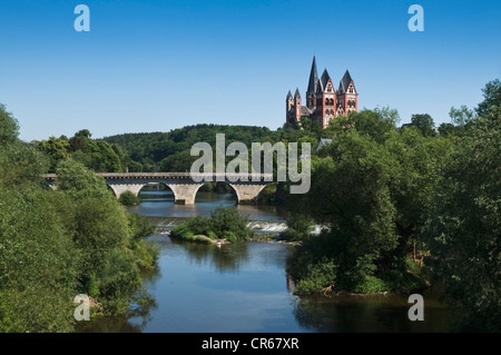 Vista dal fiume Lahn per Ponte Vecchio, Duomo di Limburgo o la Cattedrale di San Giorgio a retro, Limburg an der Lahn, Limburg Foto Stock