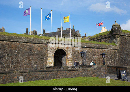 Parete e ponte levatoio ingresso al castello di Stirling Scozia uk Foto Stock