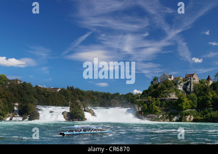 Vista delle Cascate del Reno di Schaffhausen, piccola escursione in barca anteriore, Schloss Laufen Castello alla Rhein cade, Svizzera Foto Stock