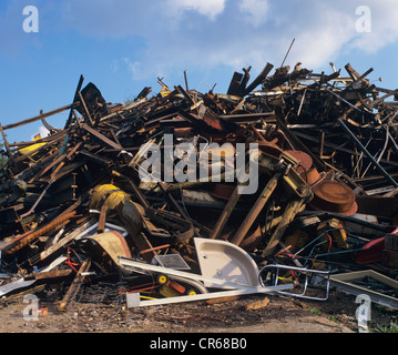 Mucchio di rottami di metallo in un cantiere di rifiuti, raccolta differenziata dei rifiuti, il riciclaggio Foto Stock
