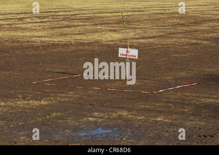 Un appezzamento di terreno con un zu verkaufen segno, Tedesco per per la vendita, PublicGround Foto Stock