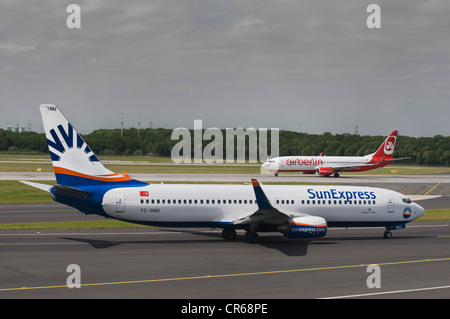 Boeing 737 800 del bagno turco SunExpress sulla pista dietro un aereo airberlin, Duesseldorf International Airport Foto Stock