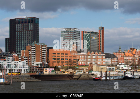 Dal porto di Amburgo, panorama sul fiume Elba, Germania, Europa Foto Stock