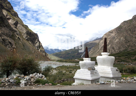 Chorten (stupa) presso il fiume chenab, gondia, manali-leh autostrada, lahaul e spiti, Himachal Pradesh, India Foto Stock