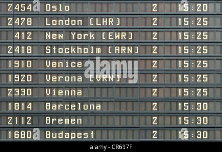 L'Europa, in Germania, in Baviera, Monaco di Baviera, Flight information board in aeroporto Foto Stock