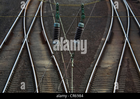 I binari ferroviari e linee di alimentazione aeree, interruttori, il traffico ferroviario Foto Stock