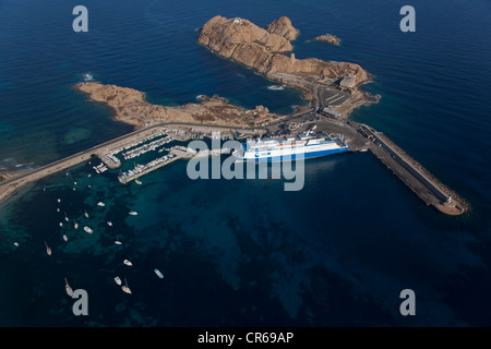 Francia, Haute Corse, Ile Rousse, isola e faro di La Pietra, Torre Genovese, la SNCM traghetto ormeggiata nel porto (antenna Foto Stock