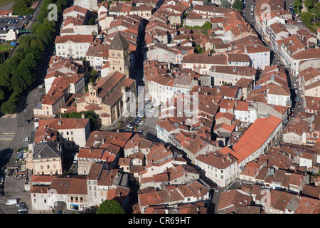 Francia, Haute Garonne, Saint Gaudens e la sua Saint Pierre collegiale (vista aerea) Foto Stock