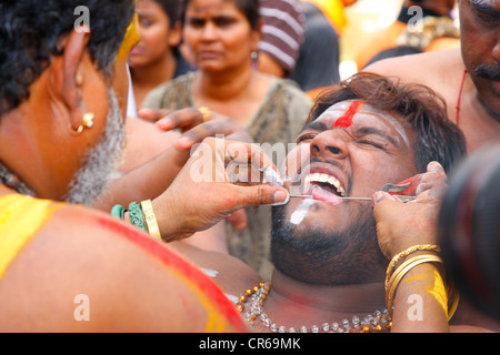 Pellegrino con linguetta spirituale piercing, festival indù Thaipusam, Grotte Batu, grotte di pietra calcarea e templi, Kuala Lumpur, Malesia Foto Stock