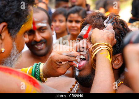 Pellegrino con linguetta spirituale piercing, festival indù Thaipusam, Grotte Batu, grotte di pietra calcarea e templi, Kuala Lumpur, Malesia Foto Stock