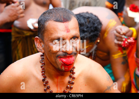 Pellegrino con linguetta spirituale piercing, festival indù Thaipusam, Grotte Batu, grotte di pietra calcarea e templi, Kuala Lumpur, Malesia Foto Stock