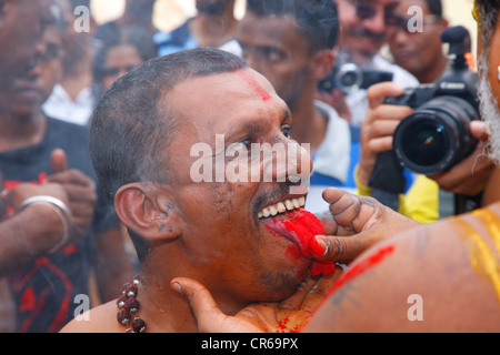 Pellegrino con linguetta spirituale piercing, festival indù Thaipusam, Grotte Batu, grotte di pietra calcarea e templi, Kuala Lumpur, Malesia Foto Stock