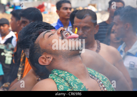 Pellegrino con linguetta spirituale piercing, festival indù Thaipusam, Grotte Batu, grotte di pietra calcarea e templi, Kuala Lumpur, Malesia Foto Stock