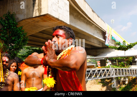 Saint uomo che prega, festival indù Thaipusam, Grotte Batu, grotte di pietra calcarea e templi, Kuala Lumpur, Malesia, sud-est asiatico Foto Stock