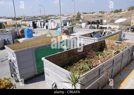 Un servizio civili sito dove diversi materiali riciclabili sono separati e disposti per il riciclaggio. Gestione dei rifiuti la gerarchia. Foto Stock