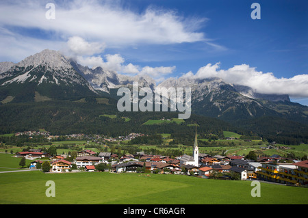 Austria, Tirolo, Ellmau am Wilden Kaiser, vista sulla città Foto Stock