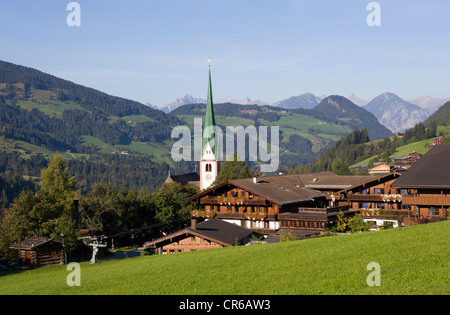 Austria, Tirolo, Alpach, veduta della chiesa nella valle Alpbachtal Foto Stock